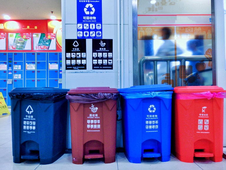 1596852062927840.jpg 千庫網(wǎng)_實(shí)行垃圾分類(lèi)四個(gè)垃圾桶攝影圖_攝影圖編號62134.jpg