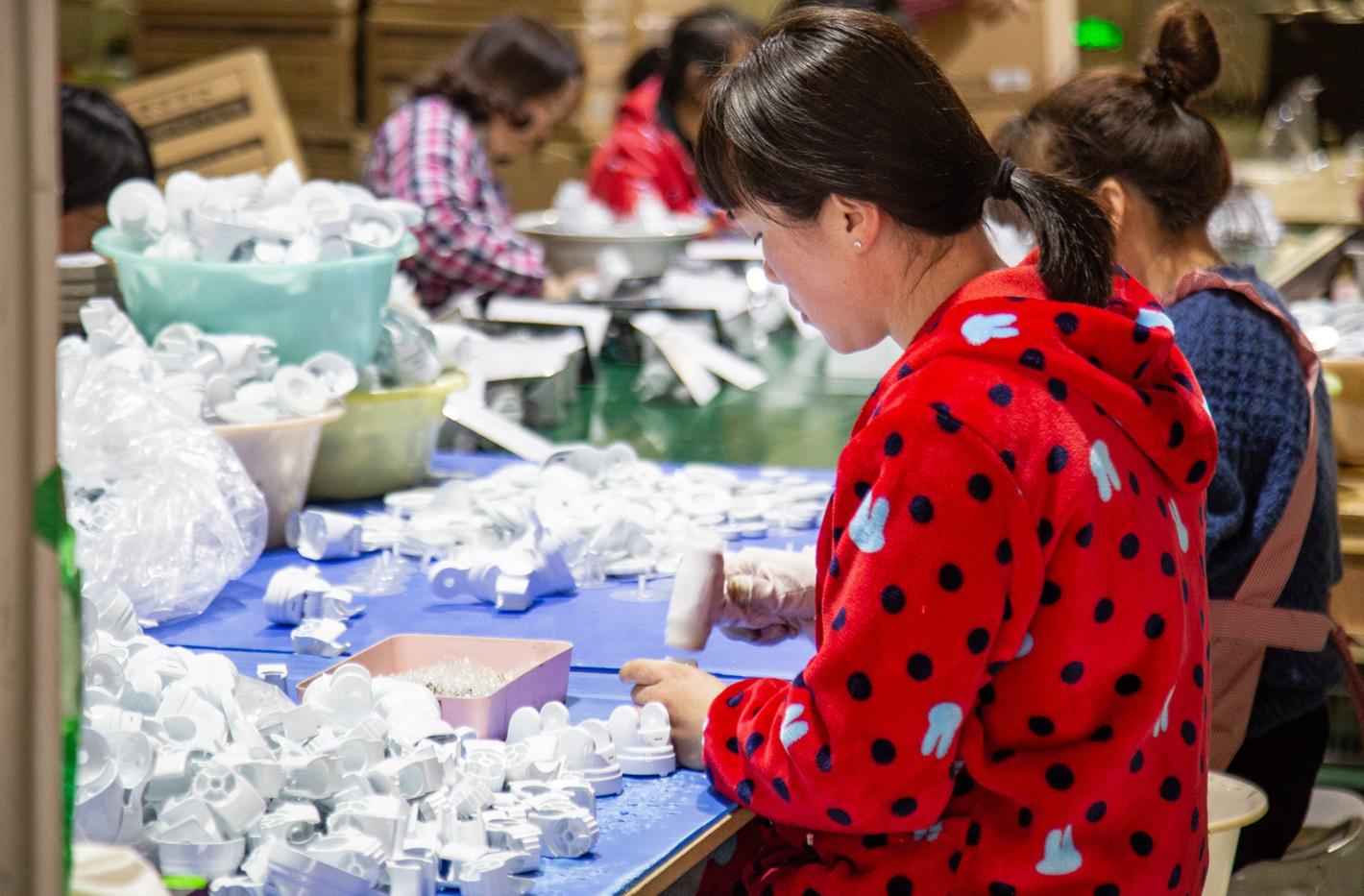 1614402770904853.jpg 3努力工作的姑娘們.jpg